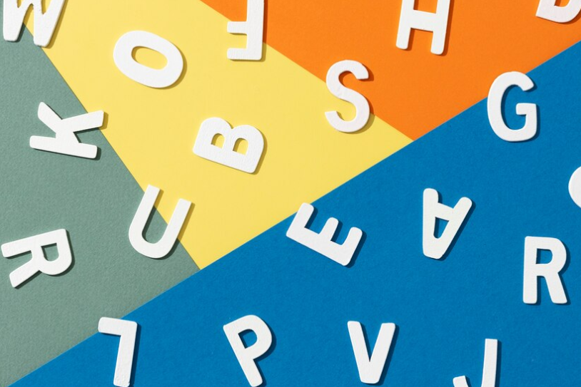 Letras aleatórias em fundo de várias cores